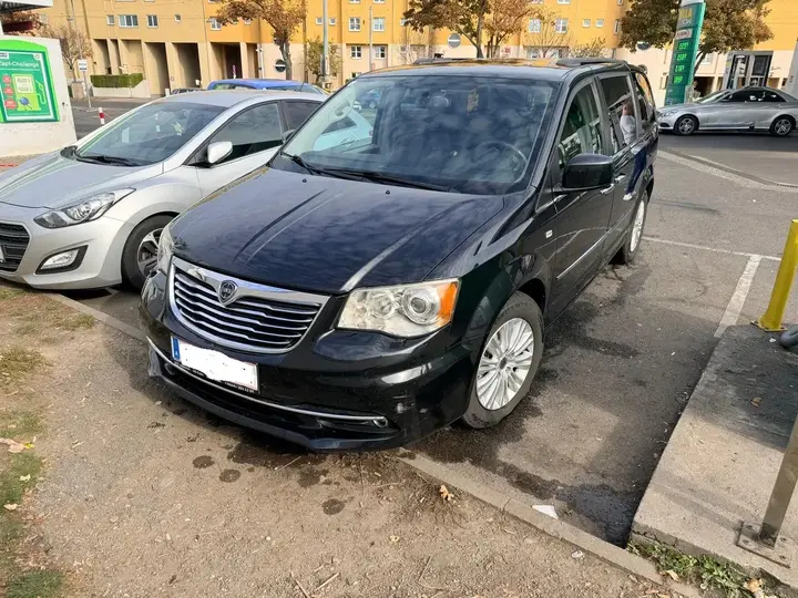 Lancia Voyager 2012 photo 2