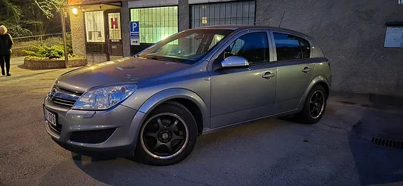 Opel Astra 2010 photo 2