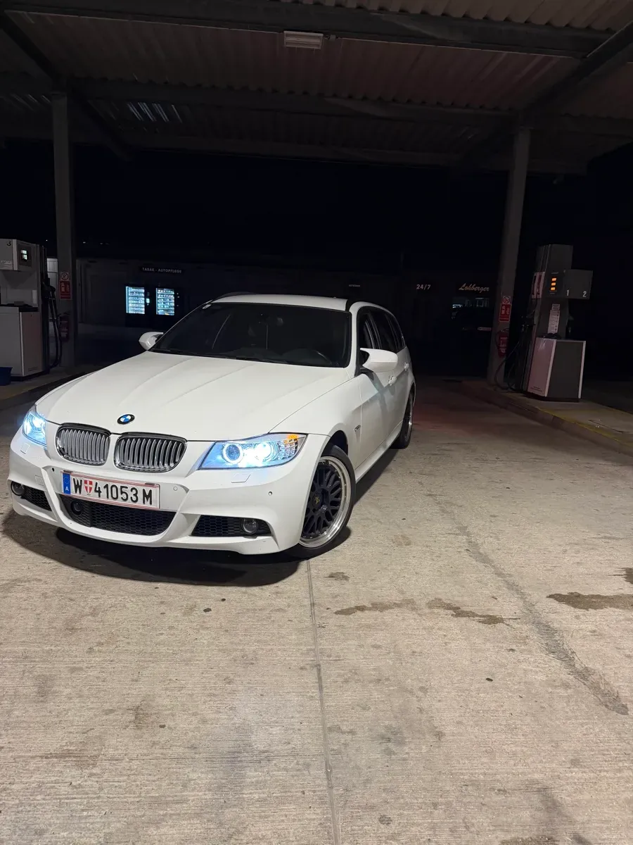 BMW 3 Series 2011 photo 2