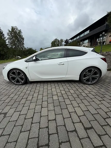 Opel Astra 2012 photo 2