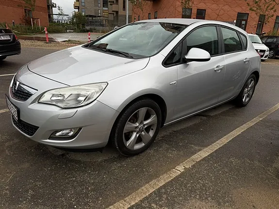 Opel Astra 2010 photo 2
