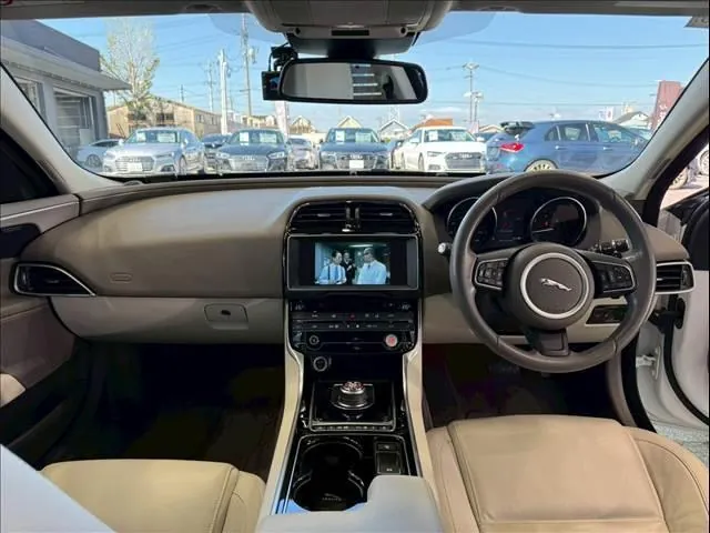 Jaguar Xe 2016 photo 2