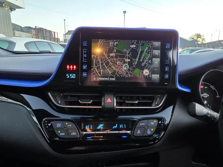 Toyota C-Hr 2018 photo 2