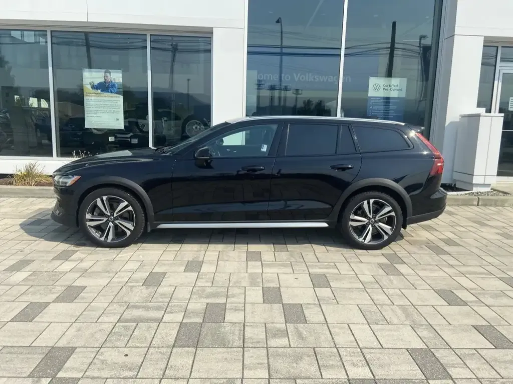 Volvo V60 Cross Country 2025 photo 2