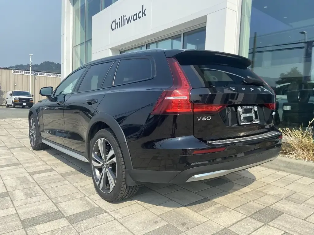 Volvo V60 Cross Country 2025 photo 3