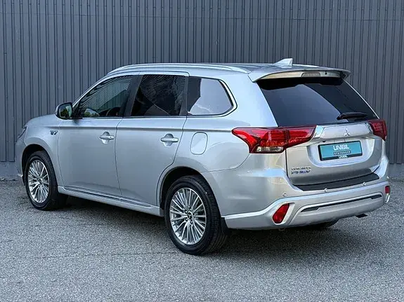 Mitsubishi Outlander 2021 photo 2