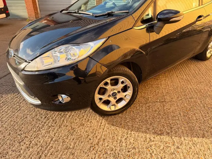Ford Fiesta 2011 photo 2