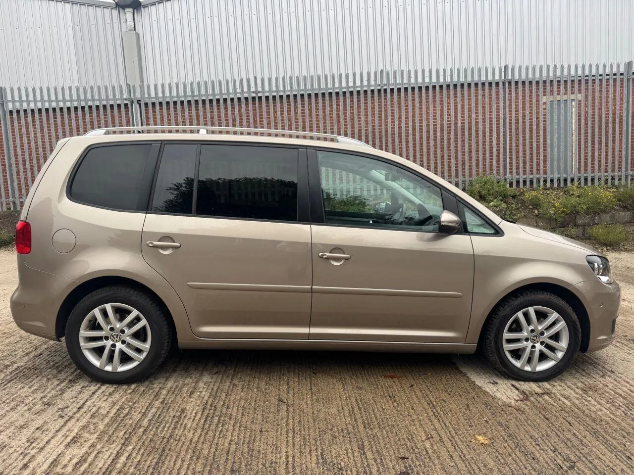 Volkswagen Touran 2015 photo 2
