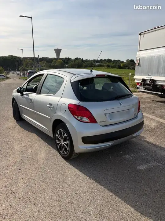 Peugeot 207 2011 photo 2