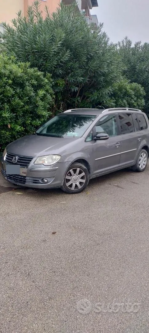 Volkswagen Touran 2010 photo 2