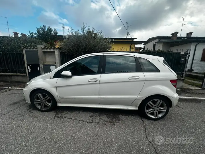 Mercedes-Benz B-Class 2011 photo 3
