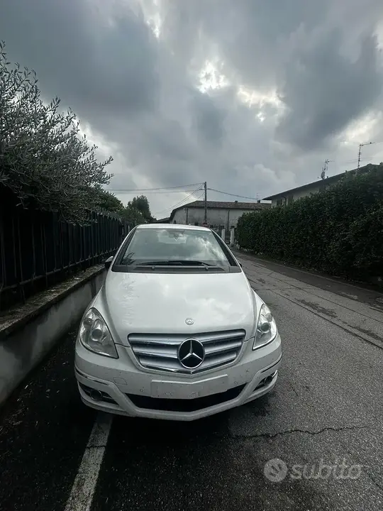 Mercedes-Benz B-Class 2011 photo 2
