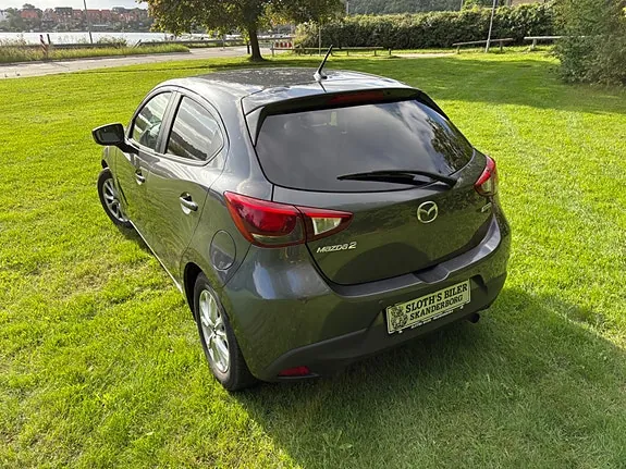 Mazda 2 2015 photo 2
