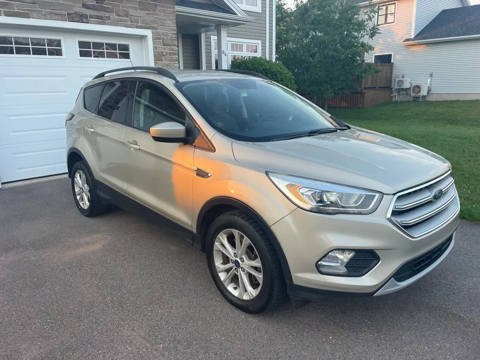Ford Escape 2018 photo 2