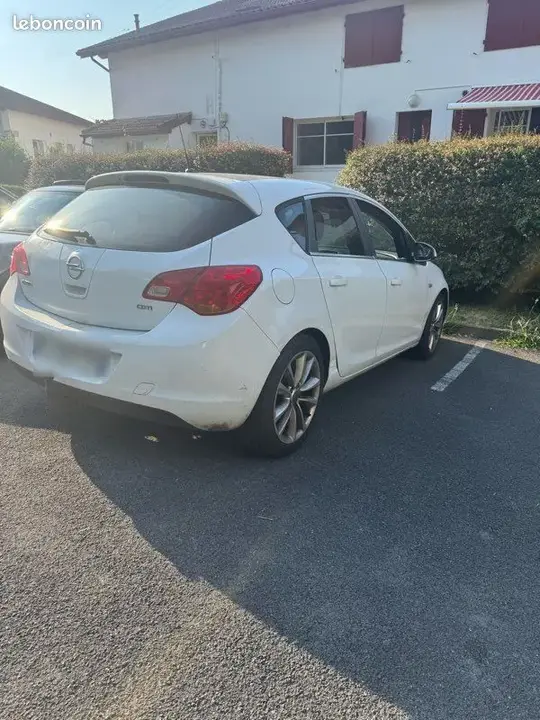 Opel Astra 2012 photo 2