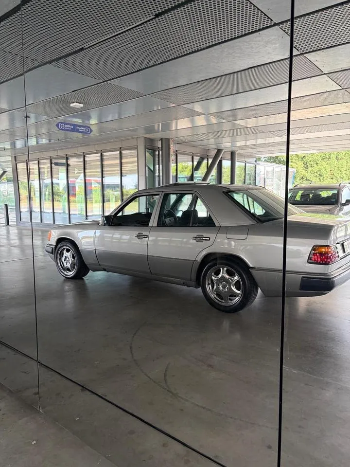 Mercedes-Benz E200 W124