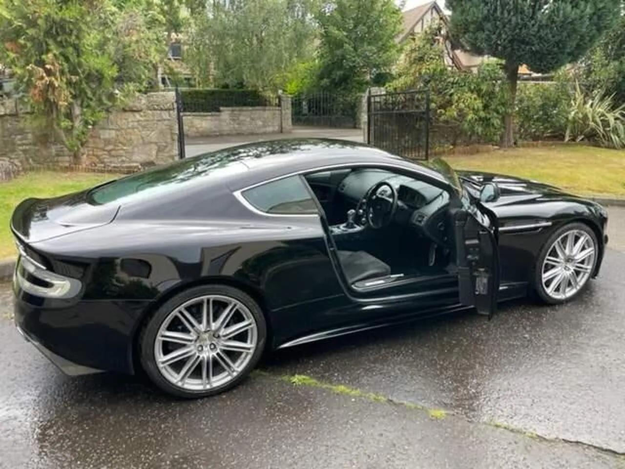 Aston Martin Dbs