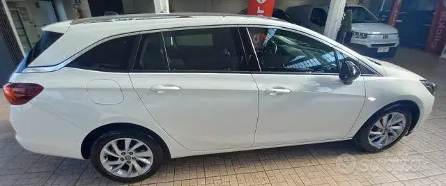 Opel Astra 2022 photo 2