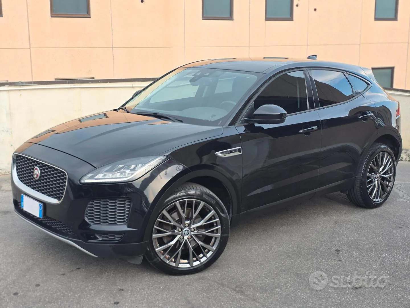 Jaguar E-Pace 2019 photo 3