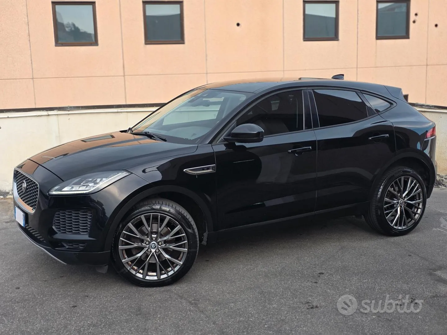 Jaguar E-Pace 2019 photo 4