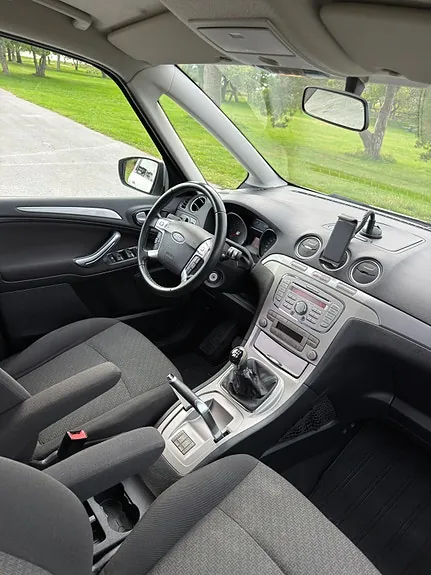 Ford Galaxy 2010 photo 4