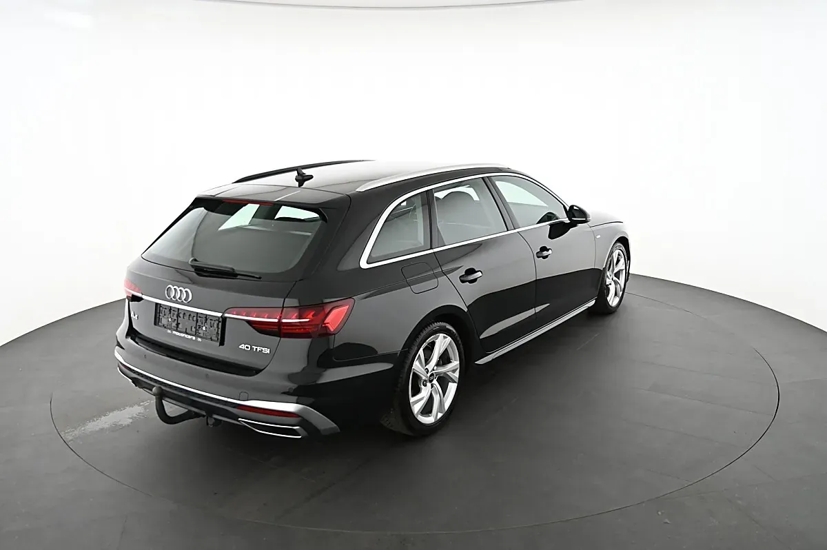 Audi A4 2022 photo 2