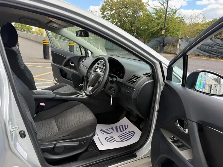 Toyota Avensis 2010 photo 2