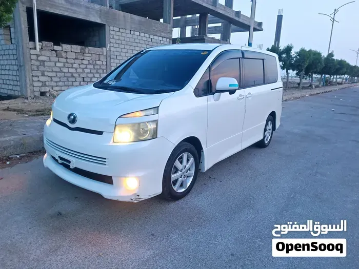 Toyota Voxy 2009 photo 2