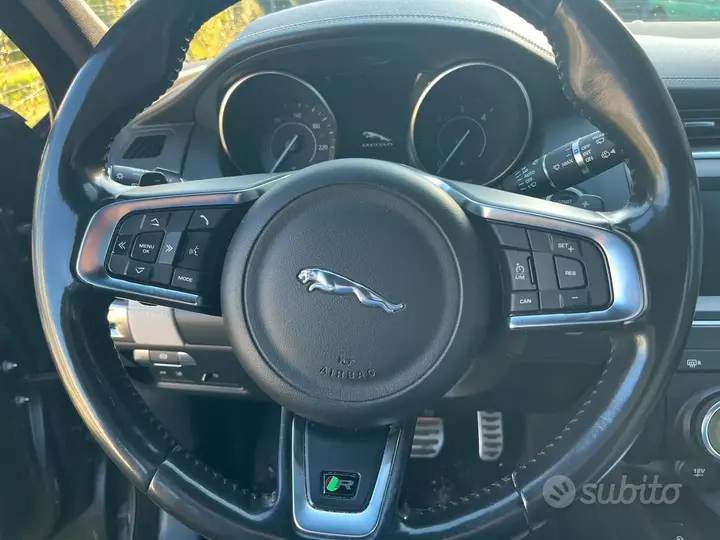 Jaguar E-Pace 2018 photo 4