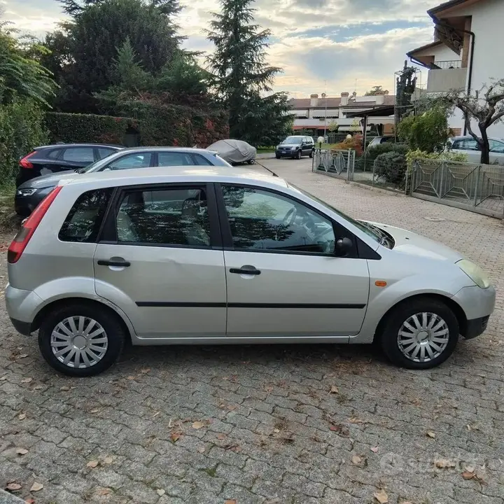 Ford Fiesta 2002 photo 2