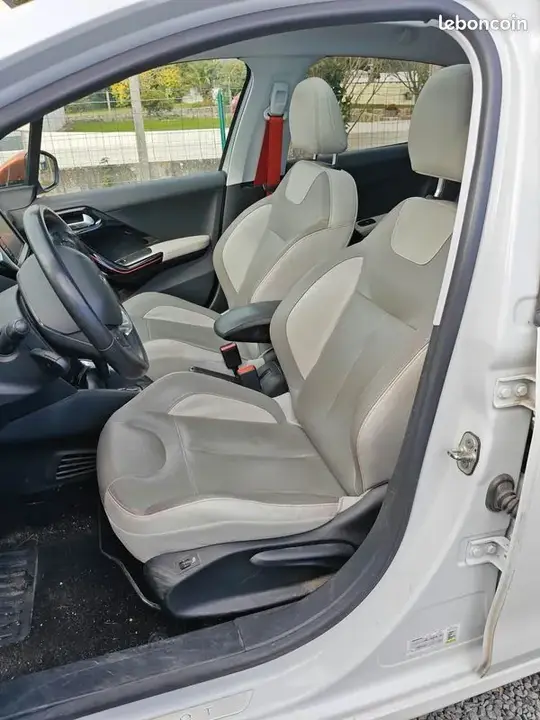 Peugeot 208 2014 photo 3