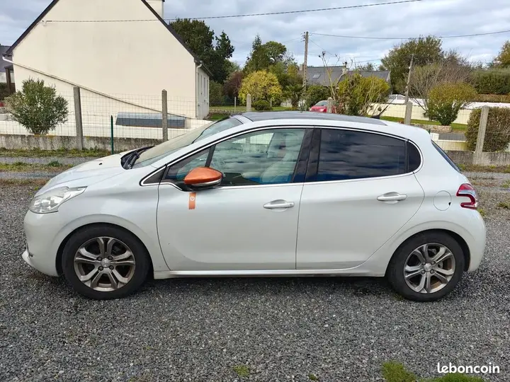 Peugeot 208 2014 photo 2