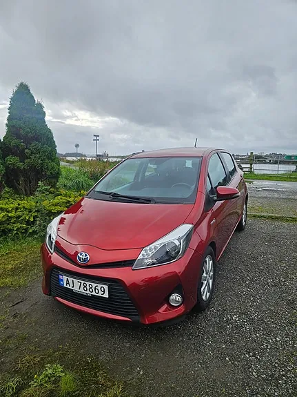 Toyota Yaris 2013 photo 2