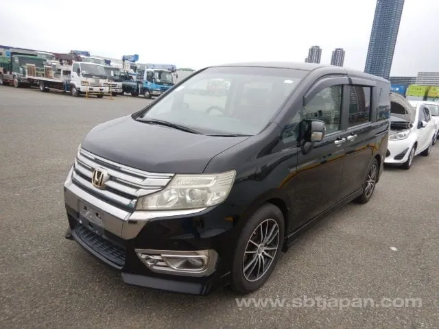 Honda Stepwagon 2013 photo 2