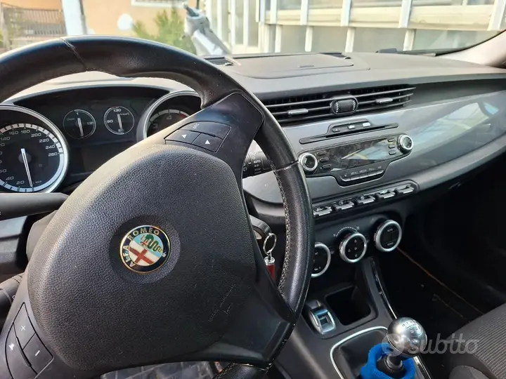 Alfa Romeo Giulietta 2012 photo 2