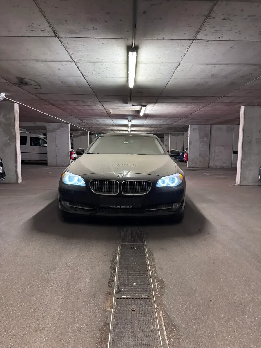 BMW 5 Series 2011 photo 2