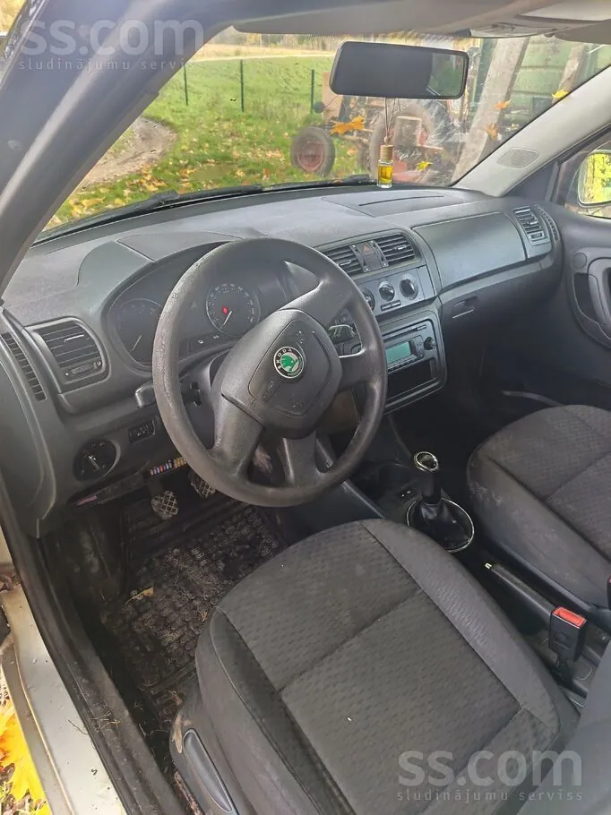 Skoda Fabia 2011 photo 3