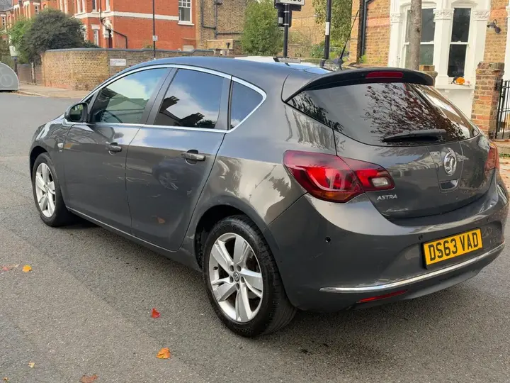 Vauxhall Astra 2013 photo 5