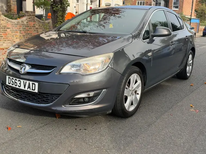 Vauxhall Astra 2013 photo 3