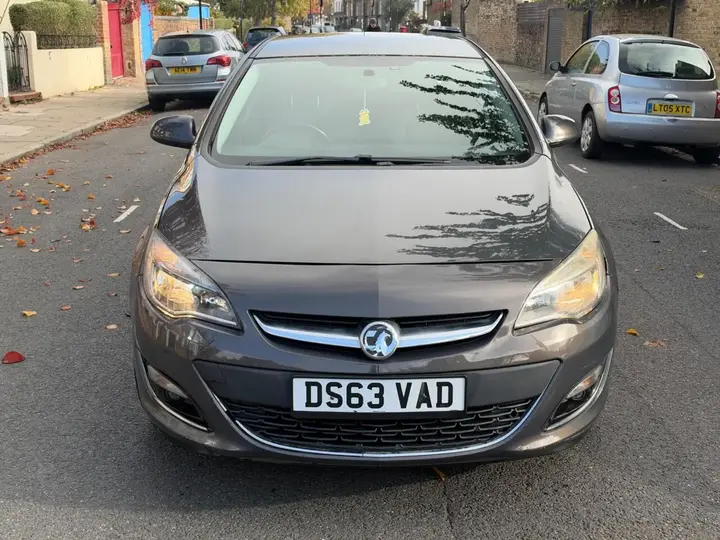 Vauxhall Astra 2013 photo 2