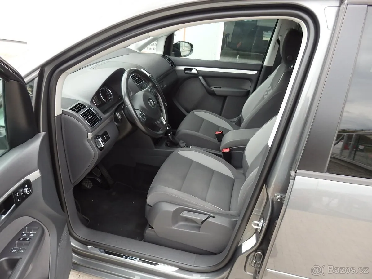 Volkswagen Touran 2013 photo 2