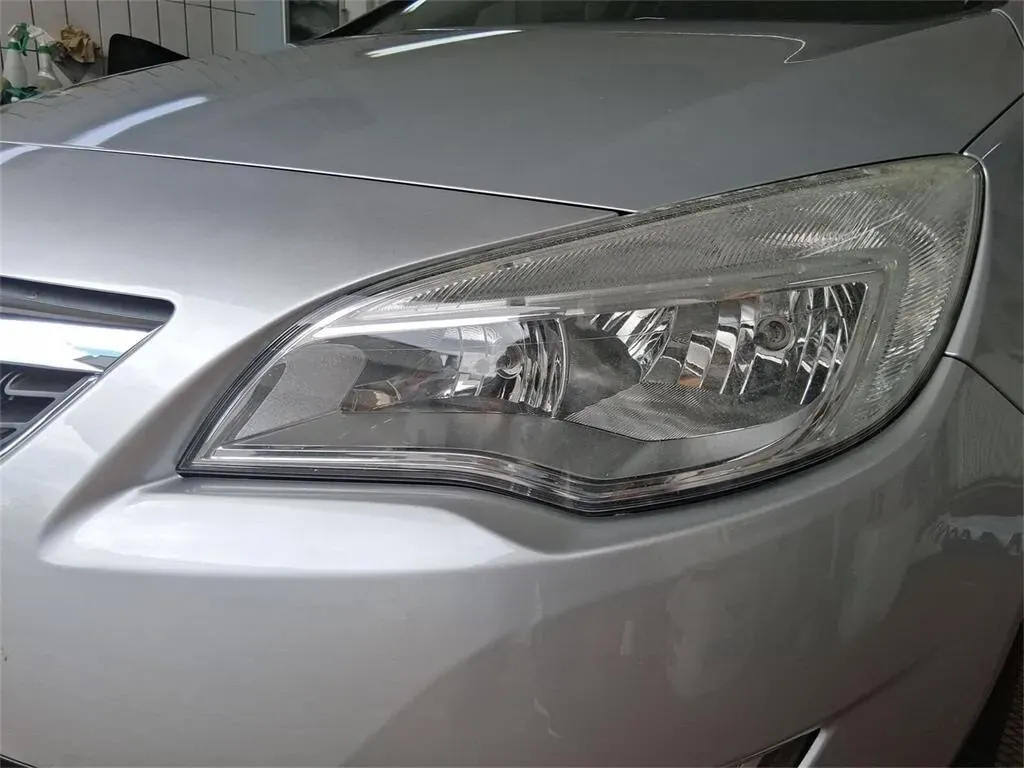 Opel Astra 2012 photo 2