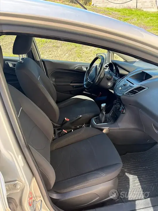 Ford Fiesta 2015 photo 2