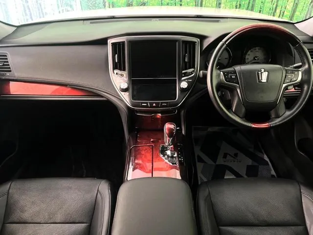 Toyota Crown Majesta F Version 2013 photo 2