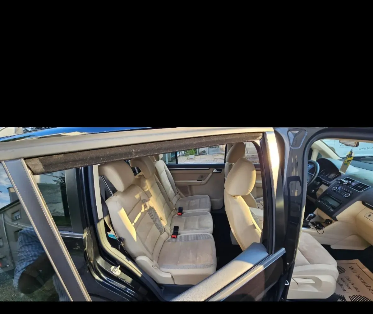 Volkswagen Touran 2011 photo 2