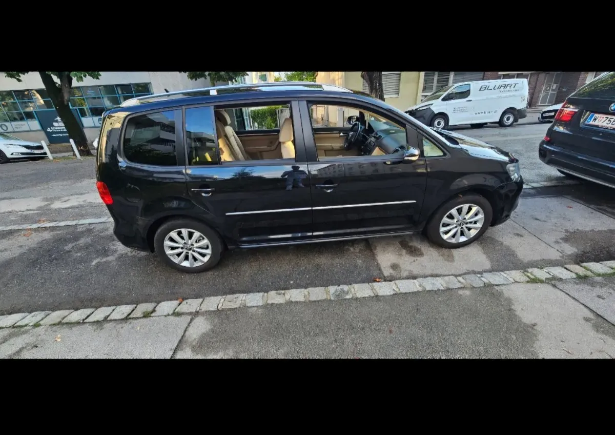 Volkswagen Touran 2011 photo 3