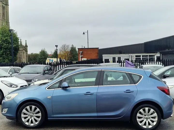 Vauxhall Astra 2010 photo 5