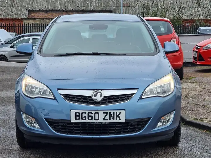 Vauxhall Astra 2010 photo 2