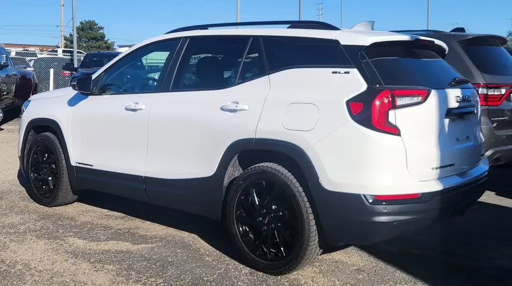 GMC Terrain 2023 photo 2