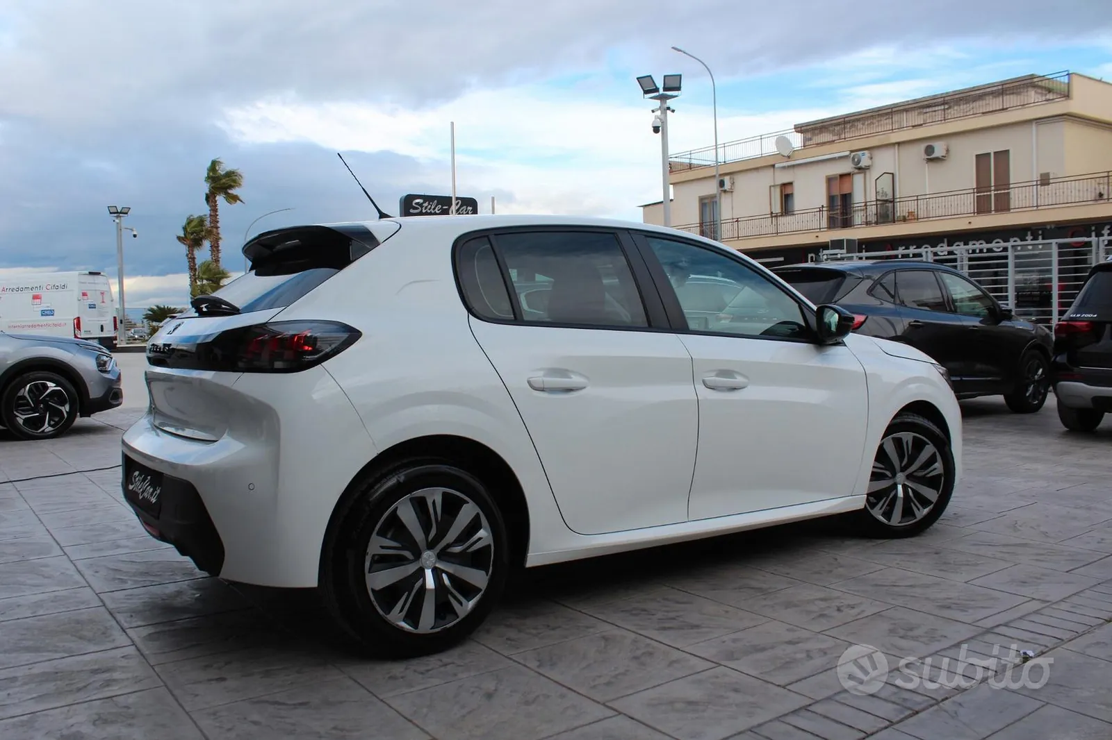 Peugeot 208 2023 photo 2